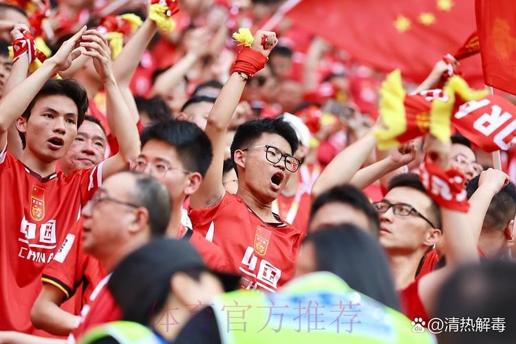 男足亚洲杯 中国队球迷加油很给力 男足亚洲杯 中国队球迷加油很给力